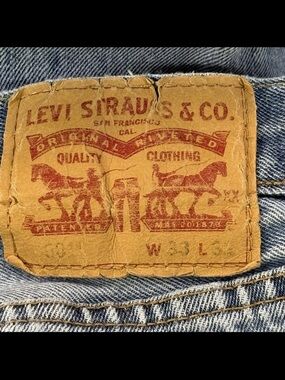 VTG 501 Levi’s 33x 32 button ups, minor hole by last button.